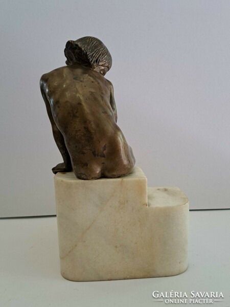 Art-deco patinás meztelen lány bronz szobor lépcsős márvány talapzaton