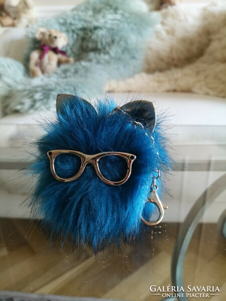 Kulcstartó, táska kiegészítő, valódi festett kék szőrme, szemüveges cica 10 x 10 cm