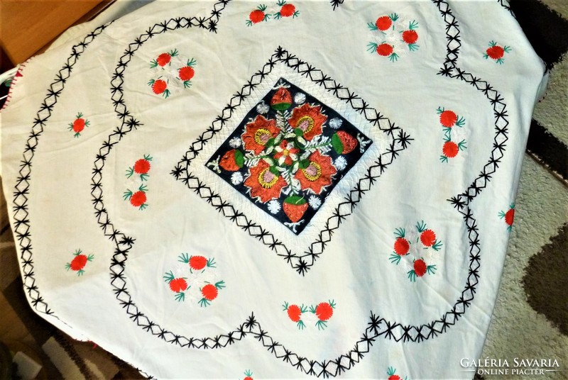Embroidered circular antique linen tablecloth 124 cm in diameter