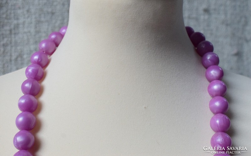 Régi nyaklánc retro bizsu 69 cm lila műanyag gyöngyökkel ékszer