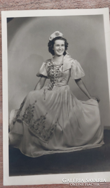 Régi vintage fiatal lány gyönyörű ruhában, pártával a fején  fekete-fehér fotó képeslap 1955.