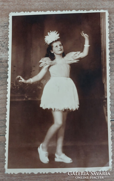 Régi vintage fiatal lány színpadon  vagy jelmezbálban, fekete-fehér fotó képeslap 1948. Komárom
