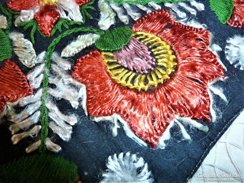 Embroidered circular antique linen tablecloth 124 cm in diameter