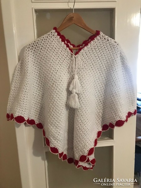 Hand-crocheted burda poncho for 8-10-year-old girls. In completely new condition. Length: 65 cm