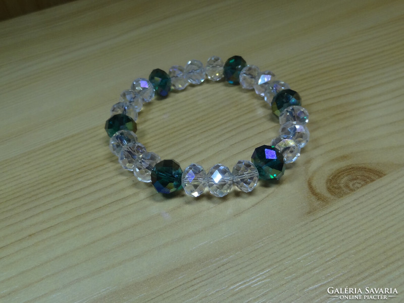 Bracelet made of emerald green and translucent polished crystal beads.