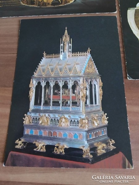3 lap egyben, a magyar korona, Koronázási palást, Szent Jobb ereklyetartójában