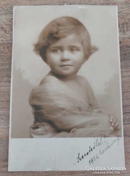 Régi vintage  egy bájos kis leány gyermek ajándéka 1926. Karácsony fekete-fehér képeslap fotó