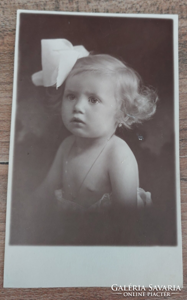 Régi vintage  egy bájos kis leány gyermek  fekete-fehér képeslap fotó 1925.