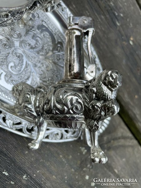 Silver-plated table set with a lion pattern