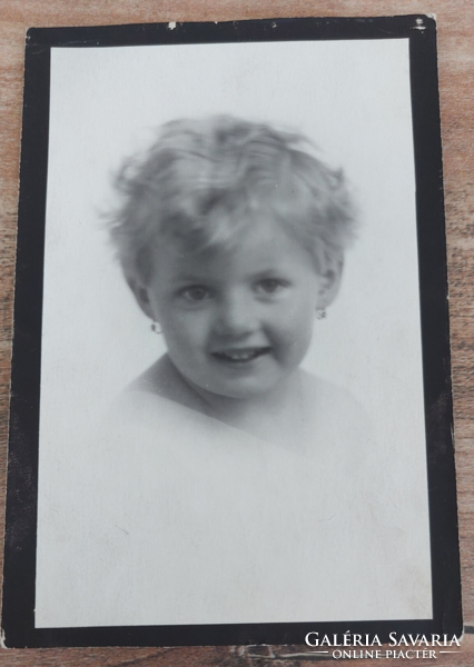 Régi vintage  egy bájos kis leány gyermek fekete-fehér képeslap fotó