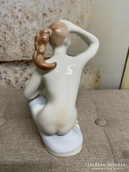 Aquincumi female nude looking into the distance porcelain a32