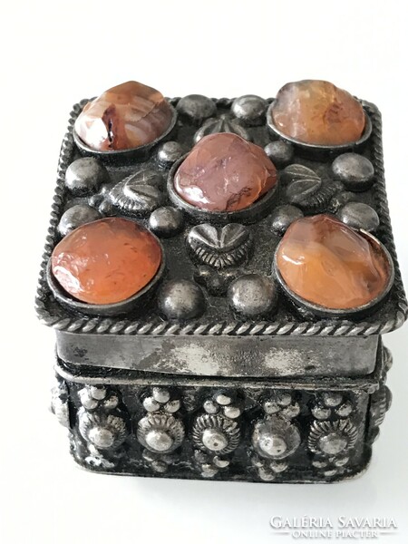 Karneol kövekkel díszített kézműves ékszeres dobozka, 4 x4x3 cm