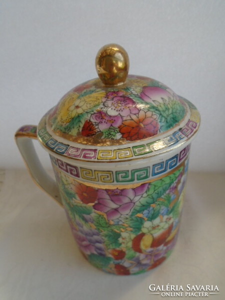 100% Hand-painted Chinese mug richly decorated and gilded in porcelain