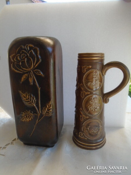 1 db vitrin állapotú barna egyedi formájú váza és 1 db nagyobb méretű különleges korsó