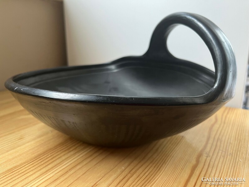 A special black irregular reed yard ceramic bowl with a handle