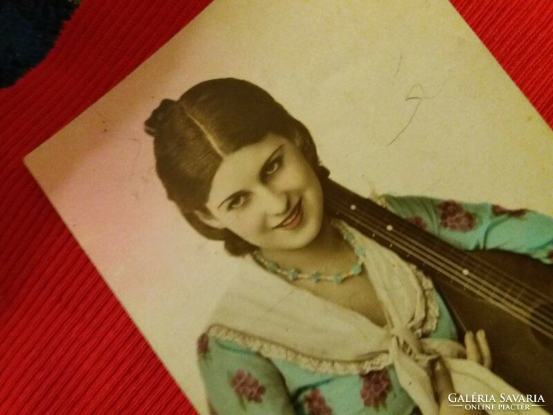 Antik 1939.Retusált képeslap fiatal hölgy portré MANDOLINNAL színes fotó szép állapot képek szerint
