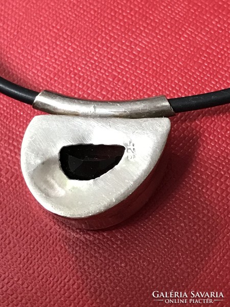 Mutatós ezüst kézműves csiszolt füstkvarc medál ezüst kapcsos gumi szálon