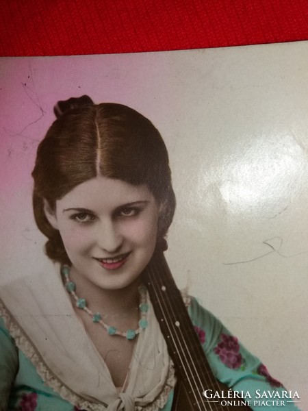 Antik 1939.Retusált képeslap fiatal hölgy portré MANDOLINNAL színes fotó szép állapot képek szerint