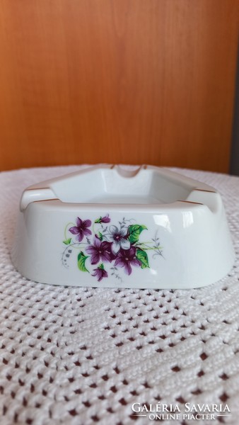 Raven house ashtray with flower decoration on the sides, hand painted, height: 4 cm, sides: 10 x 10 x 10 cm.