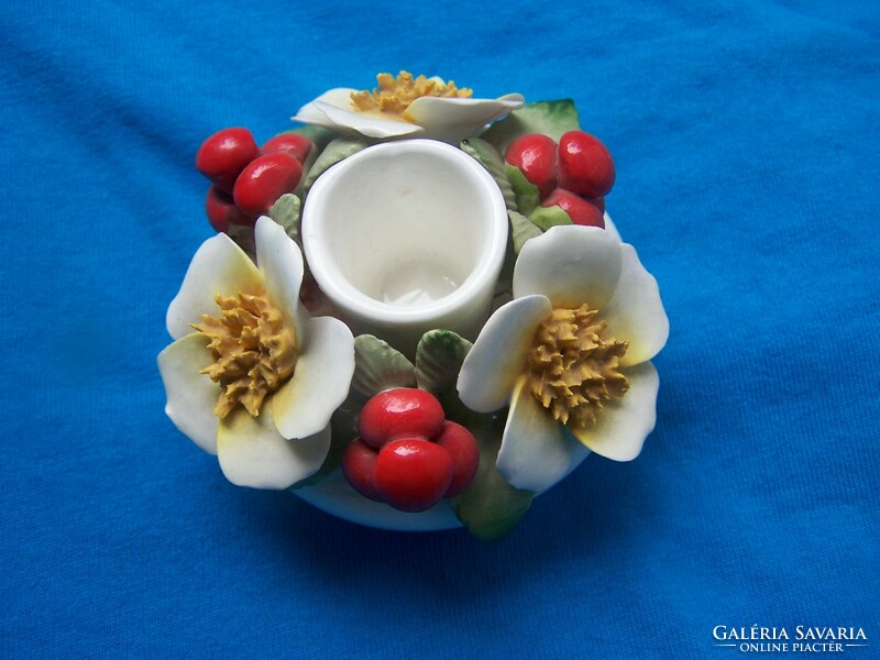 Angol porcelán gyertyatartó virágos-, bogyós díszítéssel