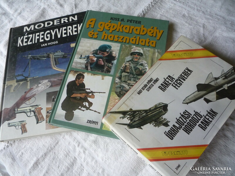 Katonai témájú könyvek.