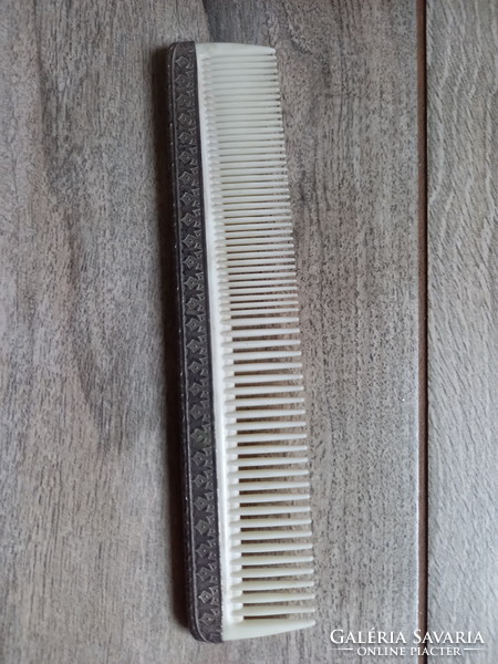 Pompás régi ezüstözött fésű műanyag fogakkal (19x4 cm)