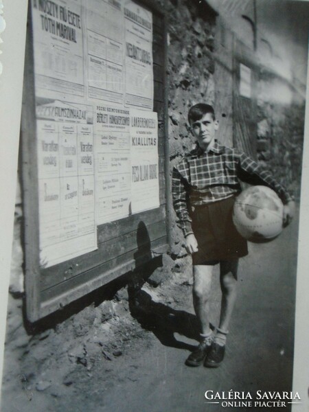 ZA451.129  Pécs - fiú földgömb labdával plakátoka előtt  -   régi fotó  1958