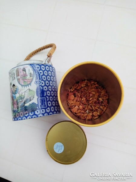 Antik kínai kék porcelán teás kanna / kiöntő és régi piros kínai teás doboz friss rózsaszirom teával