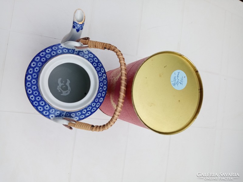 Antik kínai kék porcelán teás kanna / kiöntő és régi piros kínai teás doboz friss rózsaszirom teával