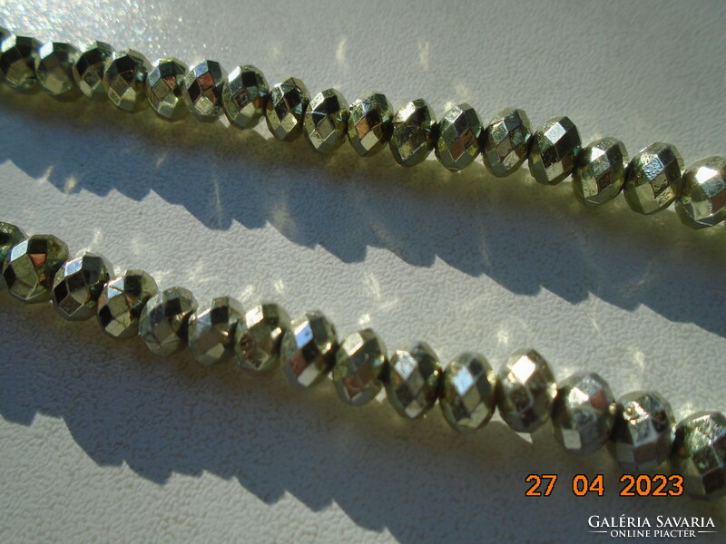 Ezüstös fazettált gyöngyökből dupla soros nyakék