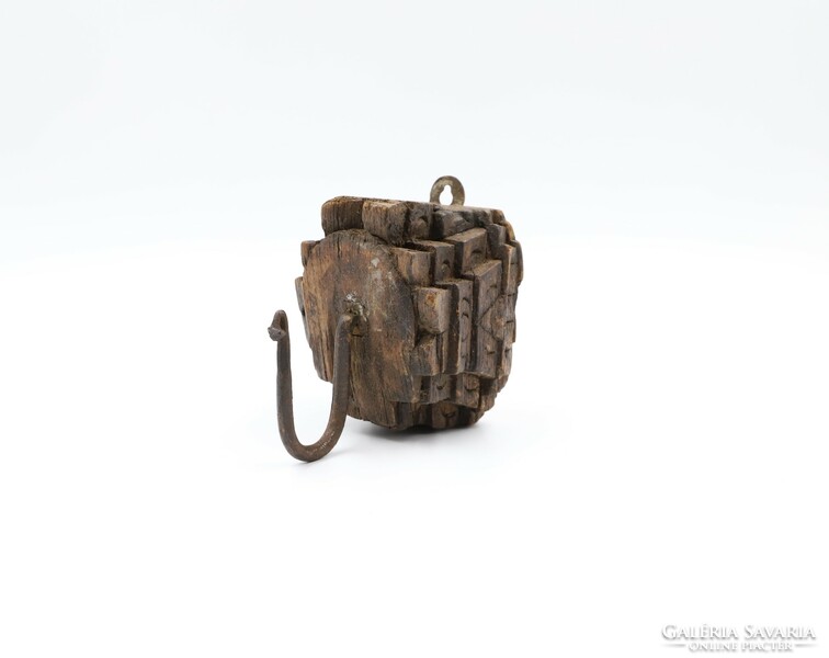 Pár száz éves kovácsolt vas akasztó és fa tábla talán nepáli