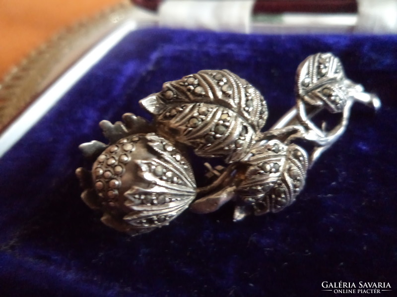 Antik, ezüst markazitokkal díszített, bogáncsvirágot formázó gyönyörű bross 8,0 gr