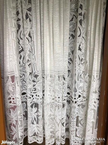 Lace curtain with flower pattern