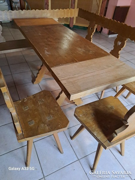 Paraszti népi konyha bútor sarokpad asztallal székekkel sarokpolccal