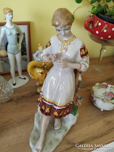 Porcelán virágot szedő, népviseletes lány  figura eladó!