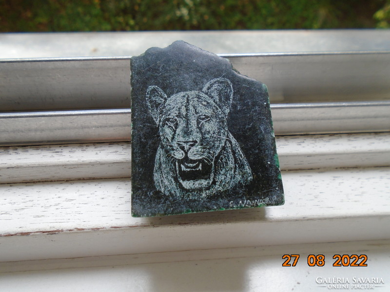 Csiszolt kő párduc szignós képével