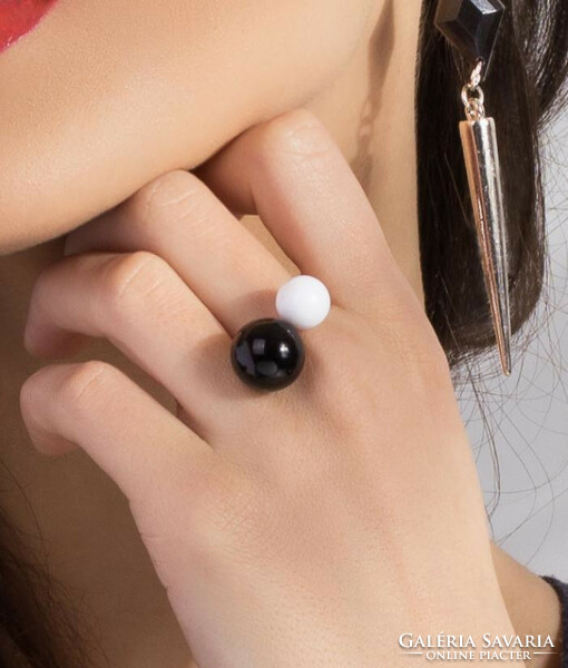 Yin-yang aszimmetrikus gyűrű, két különböző méretű üveg gyönggyel, aranyszínű  a gyűrű rész.