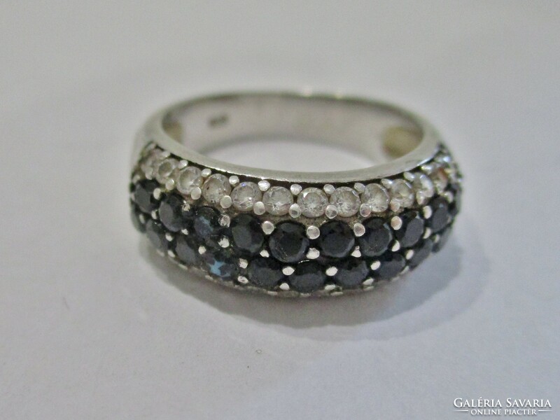 Szépséges ezüst gyűrű fekete cirkóniákkal