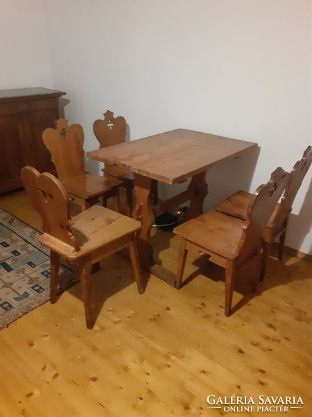 Népi jellegű fa étkezőgarnitúra asztal székekkel