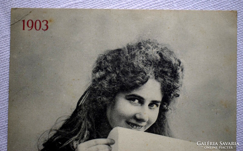 Antik  fotó képeslap vidám hölgy levéllel 1903