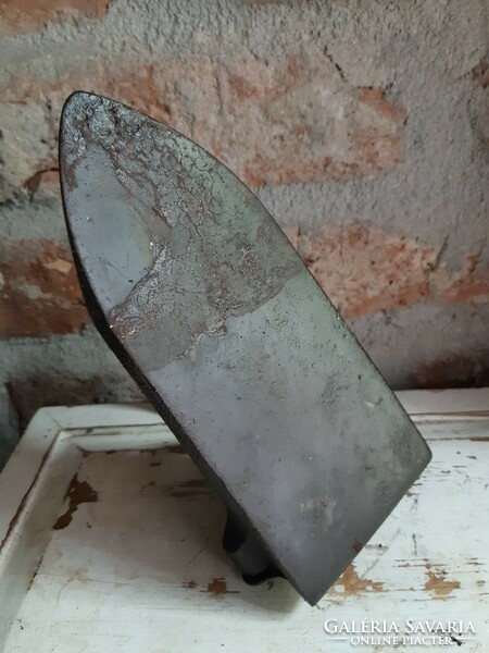 Marked cast iron iron with iron insert