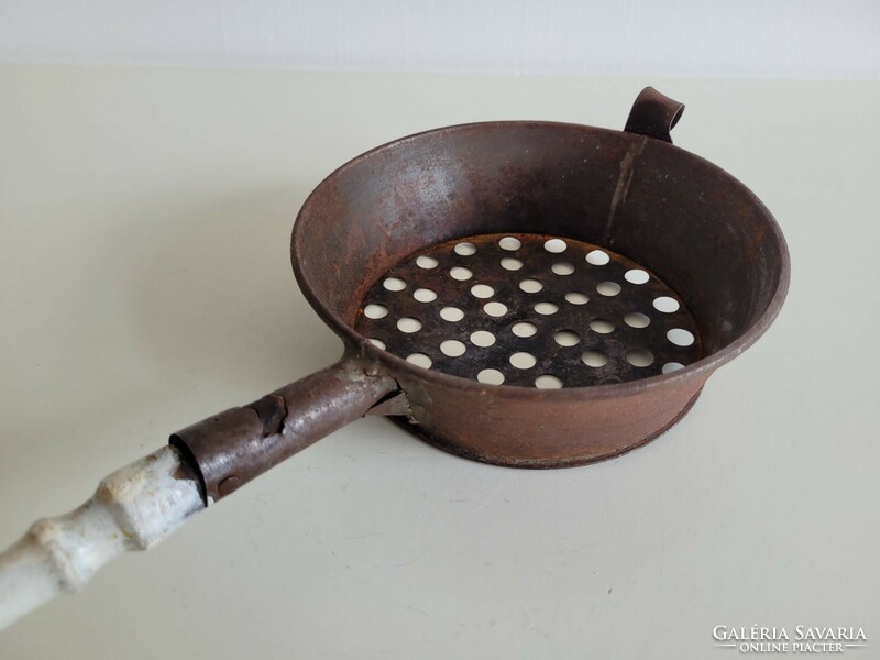 Régi konyhai eszköz nokedli szaggató nyeles tésztaszaggató tál vintage dekoráció