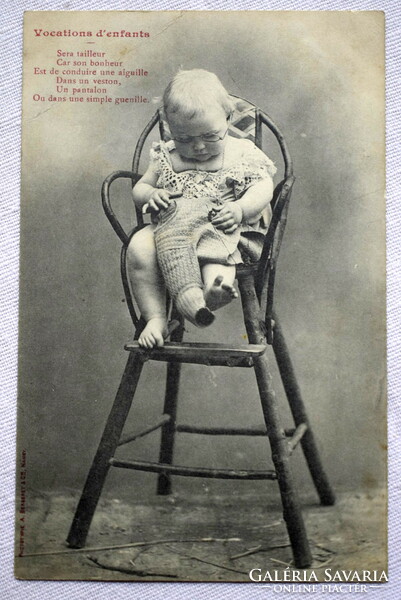 Antik humoros fotó képeslap baba etetőszékben, mint ruhát javító néni
