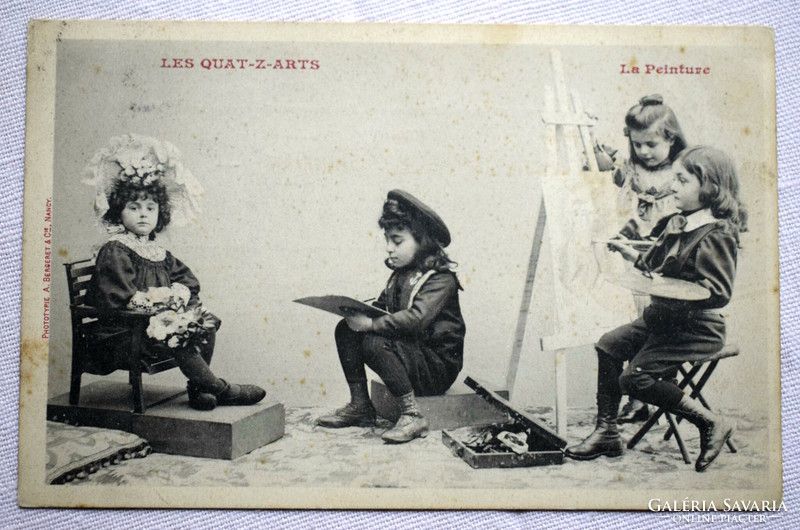 Antik  fotó képeslap gyerekek mint festőművész és modell a műteremben