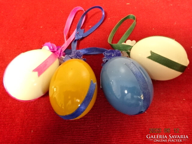 Valódi tojásból készült húsvéti dísz, színes szalagokkal, négy darab. Jókai.