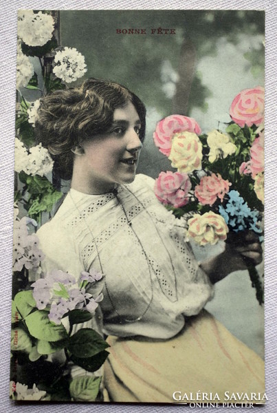 Antik üdvözlő színezett fotó képeslap hölgy virágokkal