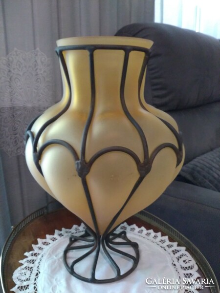 Kralik ketrecbe zárt üveg váza az 1920-as évekből