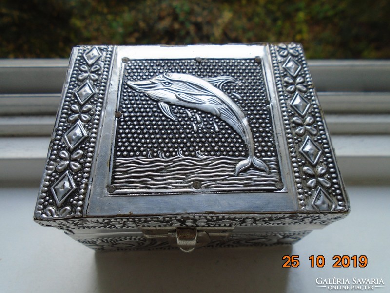 Silver metal and wood oriental jewelry holder with treble punched niello