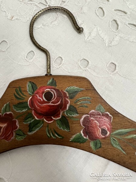 Antik rózsás kézzel festett vállfa