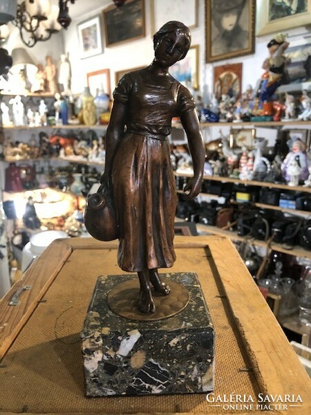 Art Nouveau bronze statue, little girl carrying water, 22 cm work.